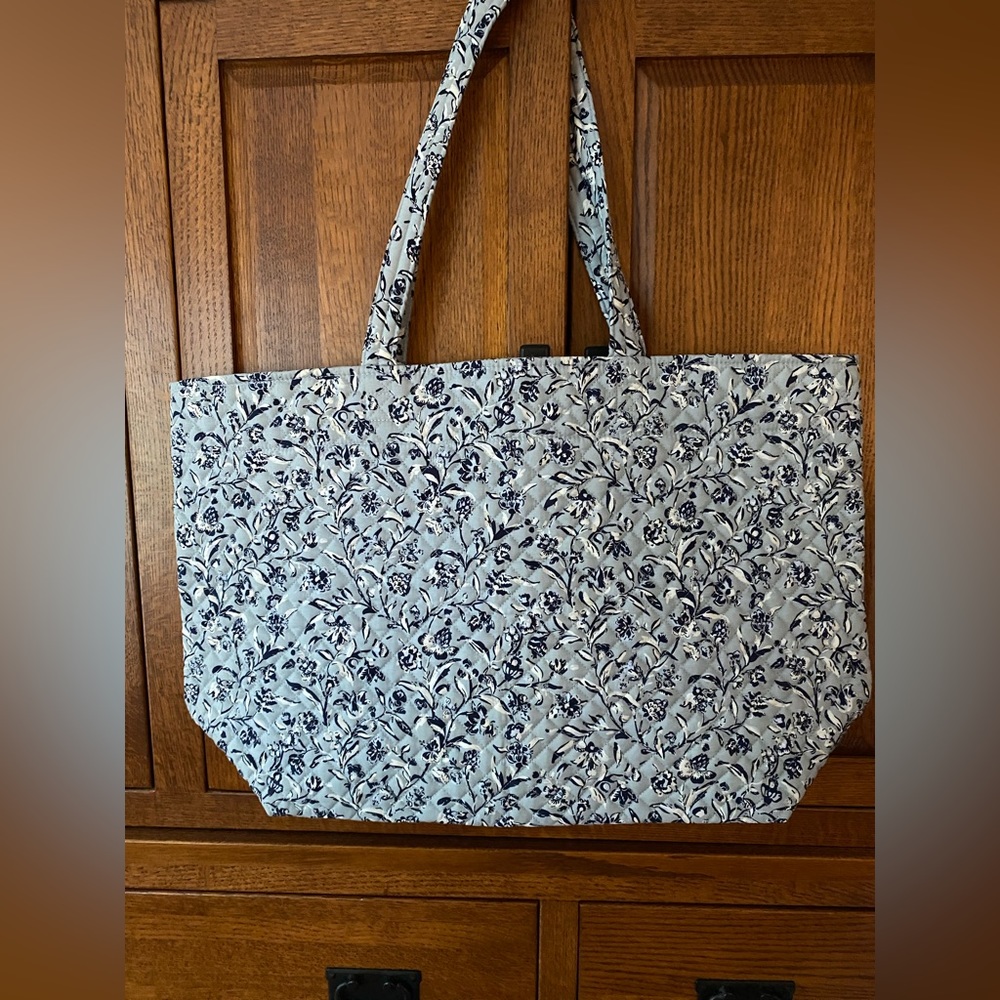 NWT Vera Bradley Grand Tote in Perennials Gray